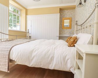 The Mews Cottage, Pet Friendly, With A Garden In Lytham St. Annes - Lytham St. Annes - Bedroom