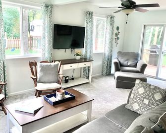 Devil's Lake Cottage - Family Friendly a block from State Park Entrance! Skiing - Baraboo - Pokój dzienny