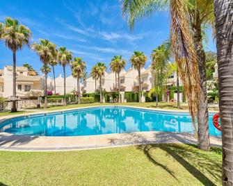 1107 Elegant Beach House with Pool and Sports Facilities - Marbella - Piscina