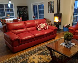 Mountain Blue Guest House - Deloraine - Living room