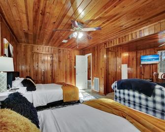 Lake Haven Cottage with Game Room, Swim Dock and Boat - Hot Springs - Bedroom