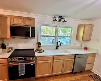 Newly remodeled 3 bedroom house in Salisbury, quiet family friendly neighborhood - Salisbury - Кухня