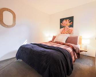 Kensington petite apartment w/direct street access - Melbourne - Bedroom