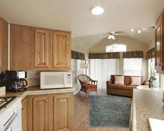 Cozy Vacation Cottage 300 at Pismo Sands RV Resort - Oceano - Living room