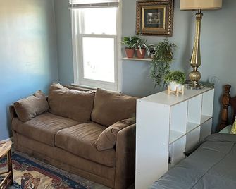 Spacious 3-bedroom apartment with WiFi, AC in marvelous Mount Clemens - Mount Clemens - Sala de estar