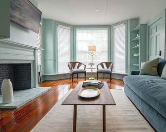 The Burbankrose - Newport - Salon