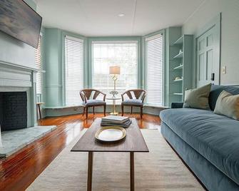 Burbank Rose Bed & Breakfast - ניופורט - סלון