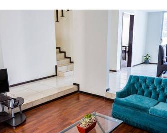 Desconecta de tus preocupaciones en este espacio tan amplio y sereno - Pachuca - Living room