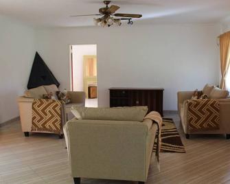 2 bedroomed house with a lovely garden - 2177 - Mutare - Sala de estar