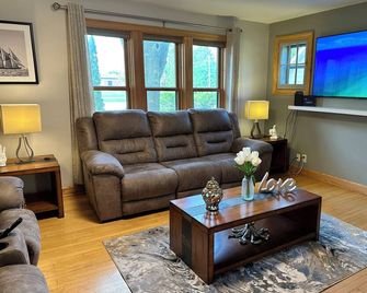 Brick Vacation House On Waldo Blvd W/ Heated Garage, Bbq, Fire Pit - Manitowoc - Wohnzimmer
