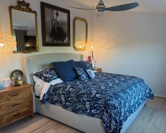 The Cozy Crab- Your Charming Haven in Lovely North Beach! - North Beach - Bedroom