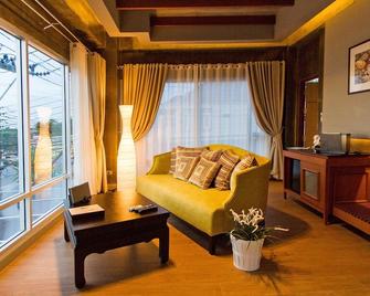 Kroque Boutique & Bistro - צ'ונבורי - סלון