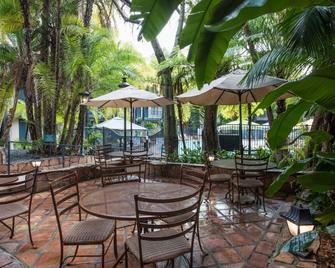 Vanllee Hotel - Covina