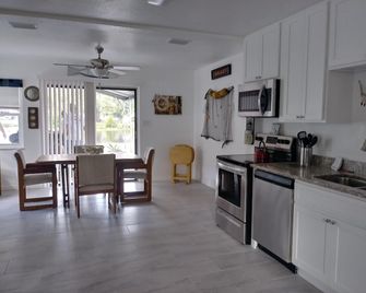 Waterfront Cottage W/Access To Weeki Wachee River & Gulf Freshly Remodeled! - Weeki Wachee - Cocina