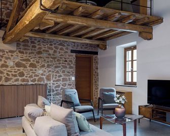 Antico Borgo Molino 7cento vicino ai Giardini di Ninfa - Cori - Living room