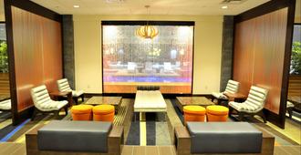 Holiday Inn & Suites Charleston West - Charleston - Area lounge