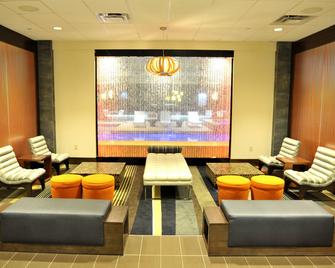 Holiday Inn & Suites Charleston West - Charleston - Area lounge