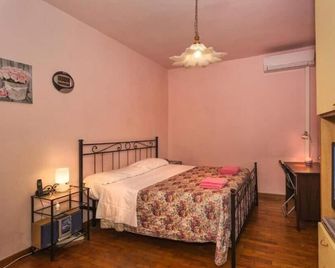 Holiday House Ospedale B & B - Pisa - Camera da letto