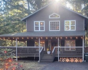 Charming Cabin Getaway Near Hiking Trails & Ski Slopes - Enumclaw - Edificio