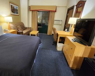 Katahdin Inn & Suites - Millinocket - Bedroom
