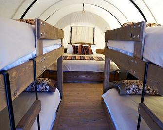 Oklahoma Glamping in this Wonderful Covered Wagon for Family Vacations near Oklahoma City - Moore - Schlafzimmer