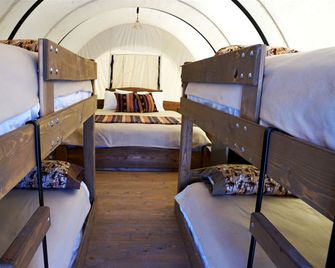 Oklahoma Glamping in this Wonderful Covered Wagon for Family Vacations near Oklahoma City - Moore - Habitación
