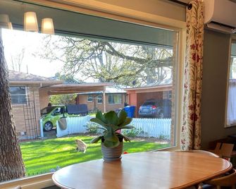 1133 The 3 Oaks 30 night fully furnished stay at a great price. Full Amenities! - Salem - Restaurant