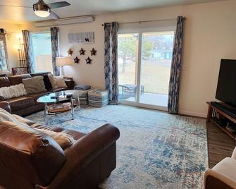 Peaceful Modern House by River & Park in Guernsey - Guernsey - Living room