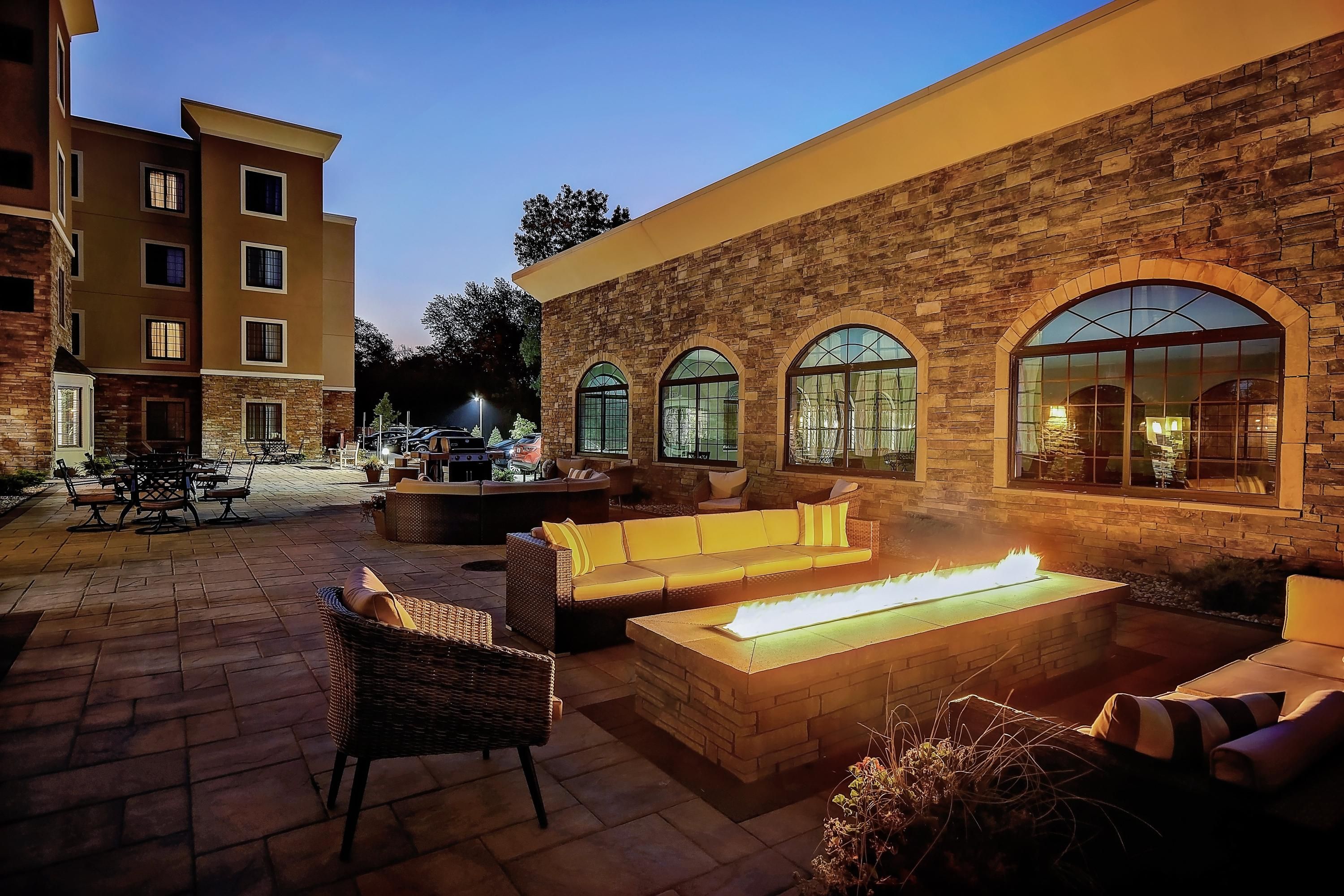 Staybridge Suites Holland By IHG - Holland - Patio