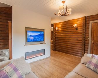 Pheasant Lodge - sleeps 4 | Hot Tub, Dog Friendly | 4 Gold Award - Pickering - Salon