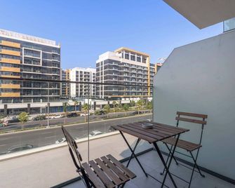 StayShort - Homey Studio Apartment Perfect for 2 at Azizi Riviera 46 - Dubaï - Balcon