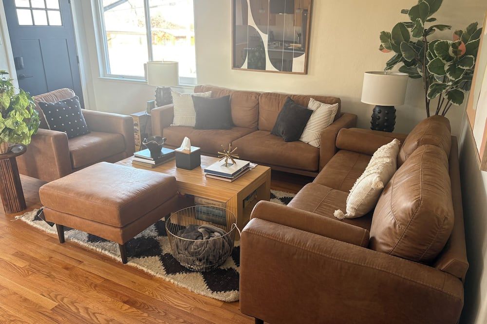 Charming, Spacious 5-bedroom house with amenities in vibrant Denver - דנבר - סלון