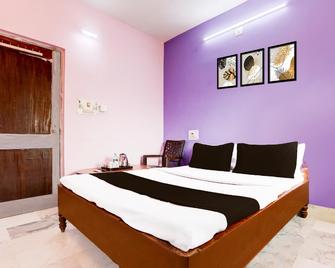 Hotel O Aryan Guest House - Bodhgaya - Schlafzimmer