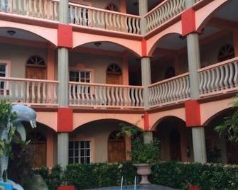 Hotel Versalles - La Ceiba - Gebouw