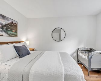 Muskoka Retreat-Sparrow L. Clean Reno'd CAC Sunsets Shallow sandy entry Sleeps 8 - Severn Bridge - Bedroom