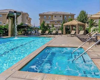 New Trendy 1BR Apartment with Heated Pool, Gym & Minigolf - Reno - Pool