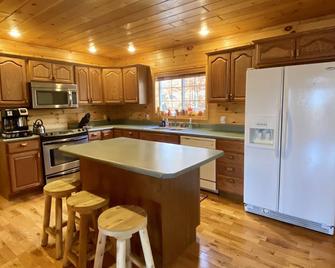 Adk Lake House Vacation, Cozy 5 Bedroom & 2 Bath - Old Forge - Кухня