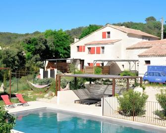 Farmhouse 'Mas Boho - 16th Century Eclectic' with Mountain View, Private Pool and Wi-Fi - Entrechaux - Басейн