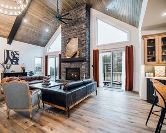 Innsbruck Ski&Tee - Designer's Dream, Theater & Arcade & Shuffleboard & Hot Tub - Boyne Falls - Living room