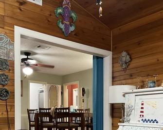 Charming water front cottage on Cane River with stunning sunroom & private decks - Natchitoches - Dining room