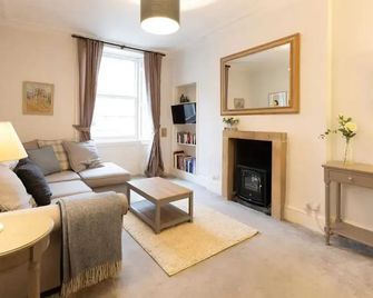 Beautiful 1 Bed Flat in Vibrant Stockbridge - Edimburgo - Sala de estar