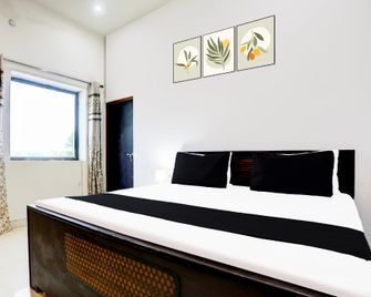 Hotel O Coco Rooms & Restaurant - Alīgarh - Bedroom