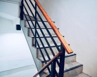 My Box Hostel & Cafe - Vientiane - Cầu thang