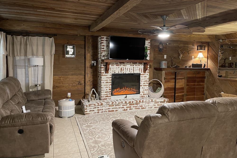 Spacious 3 br home with large covered deck - Batesville - Sala de estar