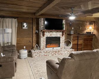 Spacious 3 br home with large covered deck - Batesville - Sala de estar