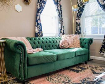 Stylish 2Bdrm Bungalow | Walkable + Well Equipped - Rolla - Stue