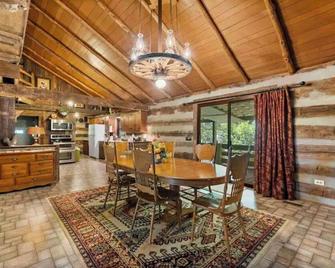 Spacious Large Cabin at Harding near I-65/Downtown Franklin - Franklin - Jídelna