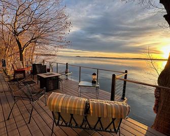 A Fantastic View on Lake Champlain - Saint Albans - Balcony