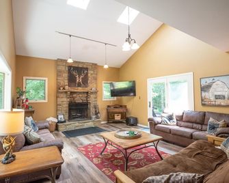 Ensconced in natural beauty. The Ridge. Pet Friendly! Game Room! - Nashville - Living room