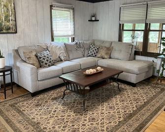 Fully Remodeled Two-Bedroom Cabin on the River - Lyndon Station - Вітальня